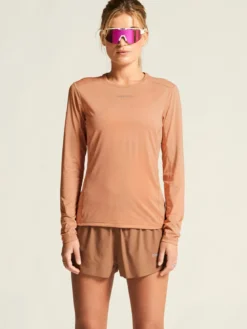 Women's Adv Essence LS Tee 2 - LIGHT SYRUP