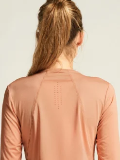 Women's Adv Essence LS Tee 2 - LIGHT SYRUP