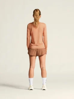 Women's Adv Essence LS Tee 2 - LIGHT SYRUP