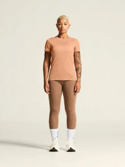 Women's Adv Essence SS Tee 2 - LIGHT SYRUP